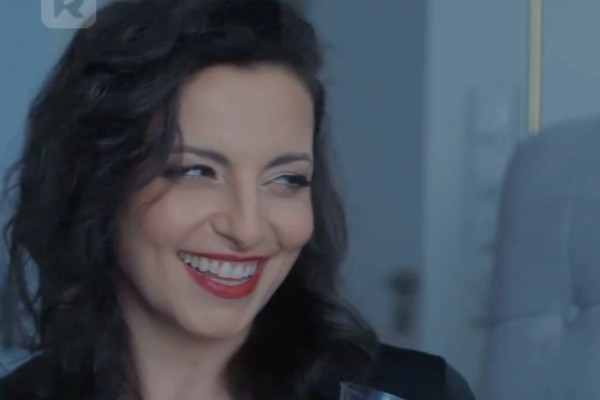 Attractive Model Is A Billionaire CEO Supporting Actress