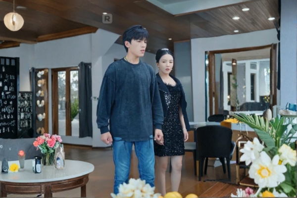 Abandoned By Being Poor Saved By a Heiress Drama