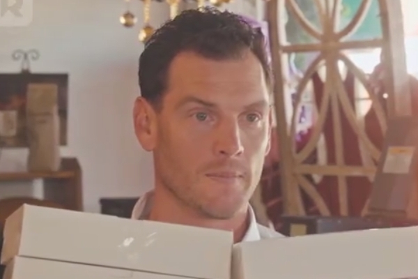 Rented a Billionaire Husband for Christmas reelshort