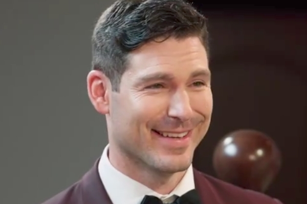 Icy CEO’s Here with a Kid Asking Me to Marry Her reelshort