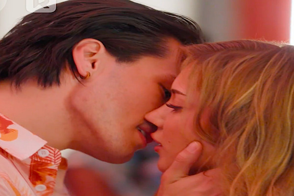 Corrupting My Billionaire Boss’s Heart: Hot Episodes