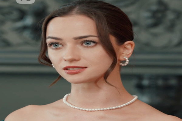 Nothing Escapes My Eyes Lead Actress