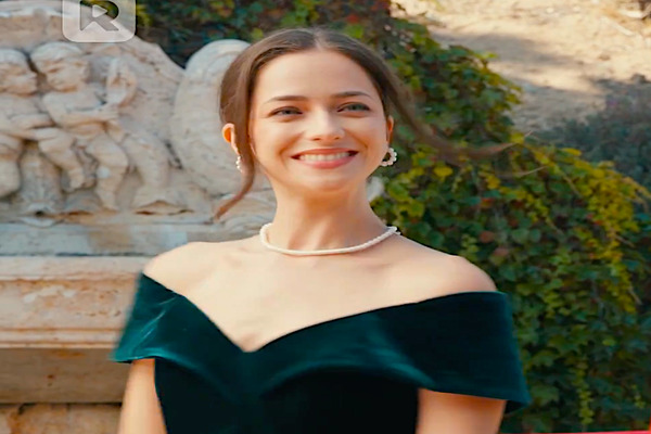 Nothing Escapes My Eyes Lead Actress