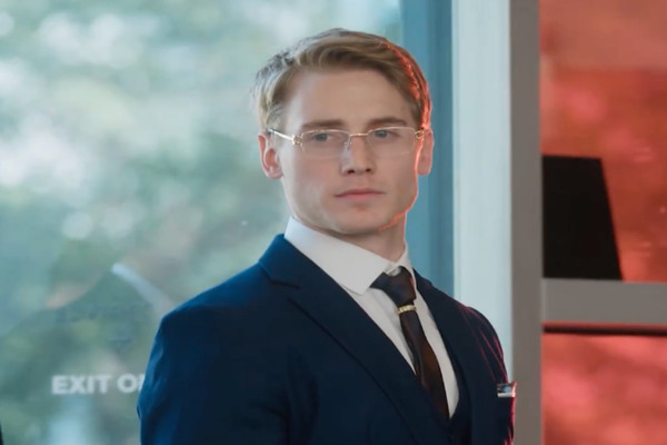 Honey Trapped My Fiancé’s Billionaire Rival Male Lead