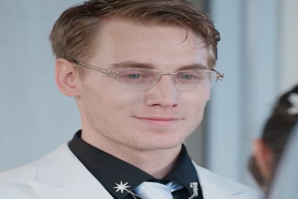 Honey-Trapped My Fiancé’s Billionaire Rival Lead Actor