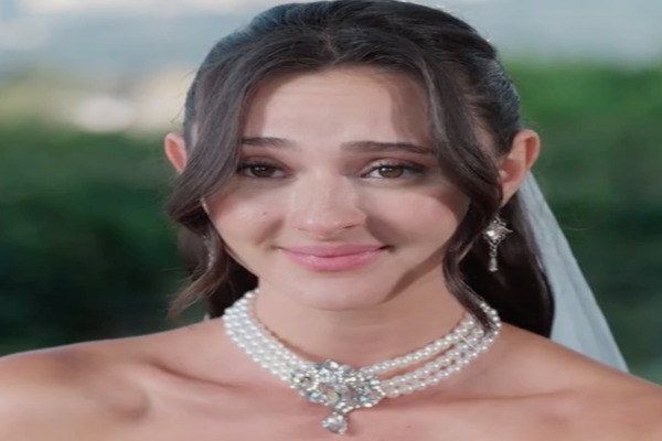 Honey-Trapped My Fiancé’s Billionaire Rival Lead Actress