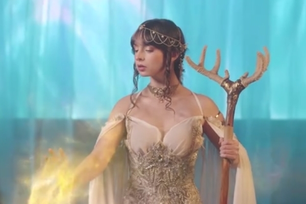 Hobo Clothes Don’t Hide the Goddess’s Halo Glow movie